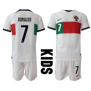 Portugal Cristiano Ronaldo #7 Replika Babytøj Udebanesæt Børn VM 2022 Kortærmet (+ Korte bukser)